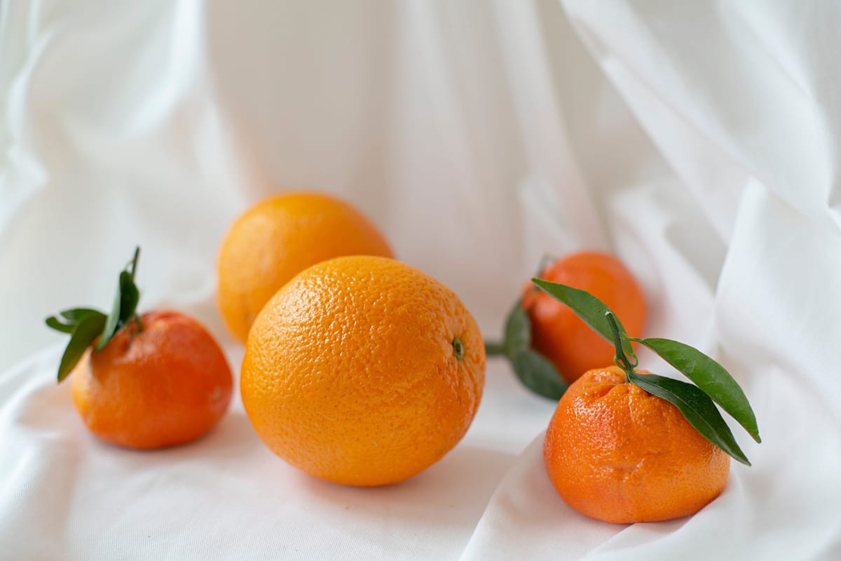 Naranjas sobre un fondo de tela blanca